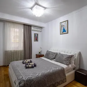 cozy-apartment-on-kostava.alltbilisihotels.com/